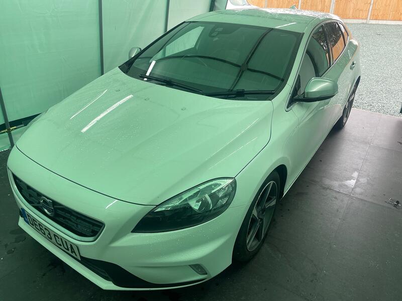 VOLVO V40 1.6 D2 R-Design 